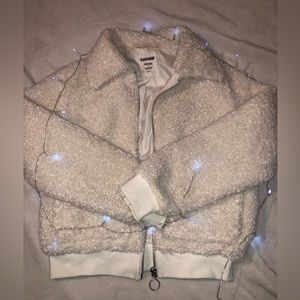 pretty white zip up jacket 🤍
